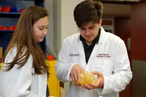 Estudiantes de medicina con impresion 3D